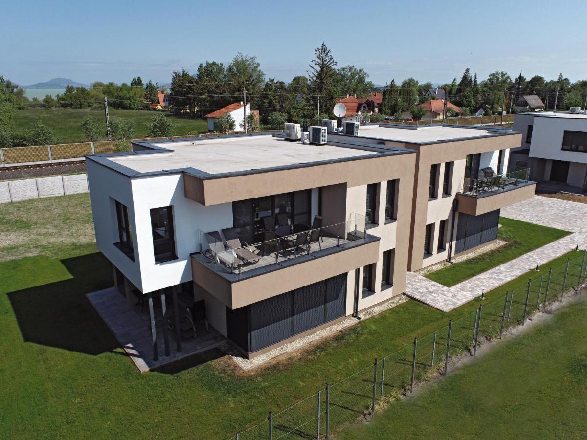 Appartamento Zea Apartmanhaz Balatonfenyves Esterno foto