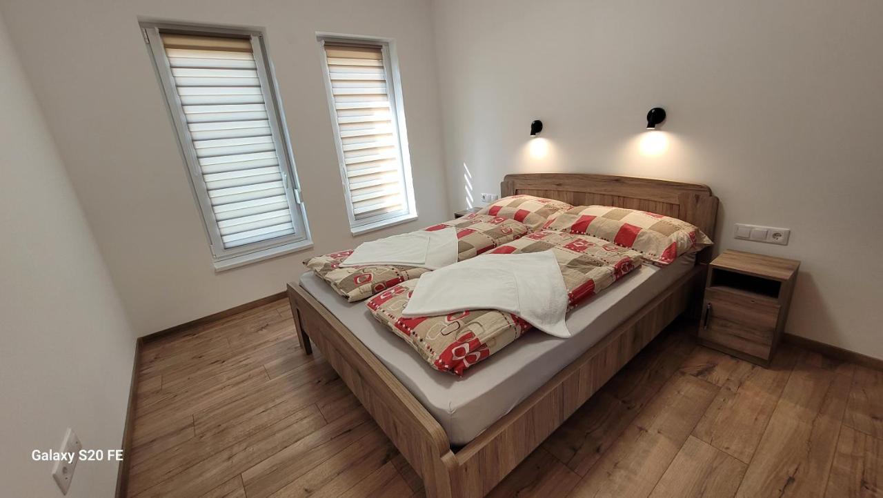 Appartamento Zea Apartmanhaz Balatonfenyves Esterno foto